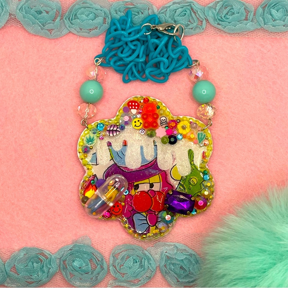 Trippy découpage necklace